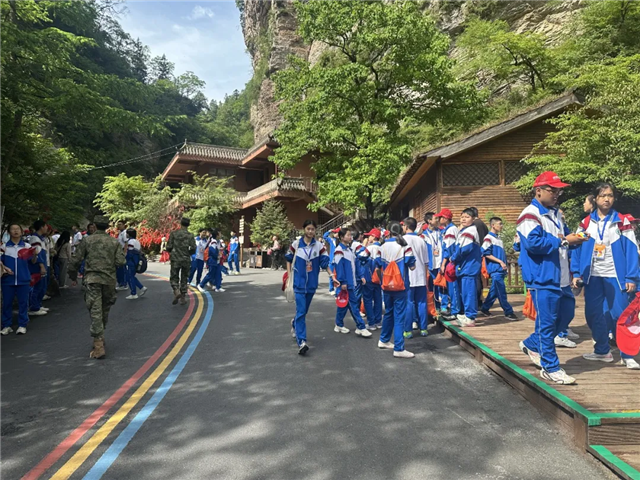 四百余名学子探秘陇南宕昌官鹅沟,解锁自然与人文双重课堂